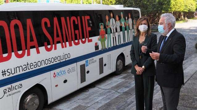 Miguel Santalices visita a unidade móbil de doazón de sangue acompañado da directora de ADOS